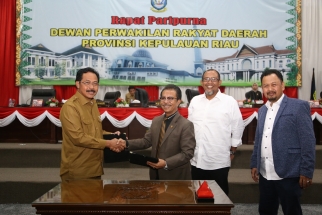 Gubernur bersalaman dengan Pimpinan DPRD Kepri
