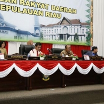 Gubernur bersama Ketua DPRD Jumaga Nadeak, Wakil I Rizki Faisal, Wakil II Husnizar Hood dan Wakil III Amir Hakim Siregar