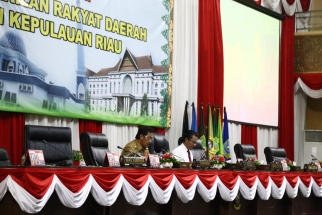 Gubernur dan Ketua DPRD Kepri saat memimpin sidang paripurna Laporan Pansus LHP BPK RI