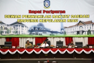 Gubernur dan Ketua DPRD Kepri saat pimpin sidang