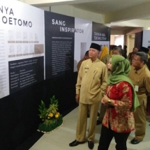HL....H Syahrul melihat sekaligus mendengarkan penjelasan tentang Museum Keliling Kebangkitan Nasional Tanjungpinang