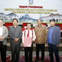 HL...Pimpinan DPRD Kepri Jumaga Nadeak, Rizki Faisal, Husnizar Hood dan Amir Hakim foto bersama Gubernur Nurdin