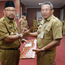 HL..Wali Kota H Lis Darmansyah menyerahkan DPA ke Sekdako Tanjungpinang, Riono (kanan)