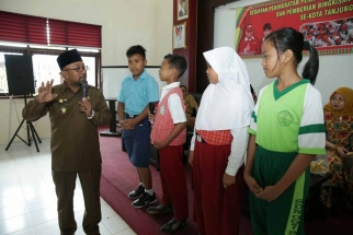 Interaksi Lis Darmansyah dengan siswa SD