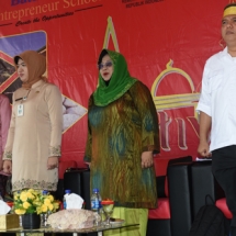 Istri Gubkepri Hj Noorlizah Nurdin dalam rangkaian kegiatan di Pulau Penyengat