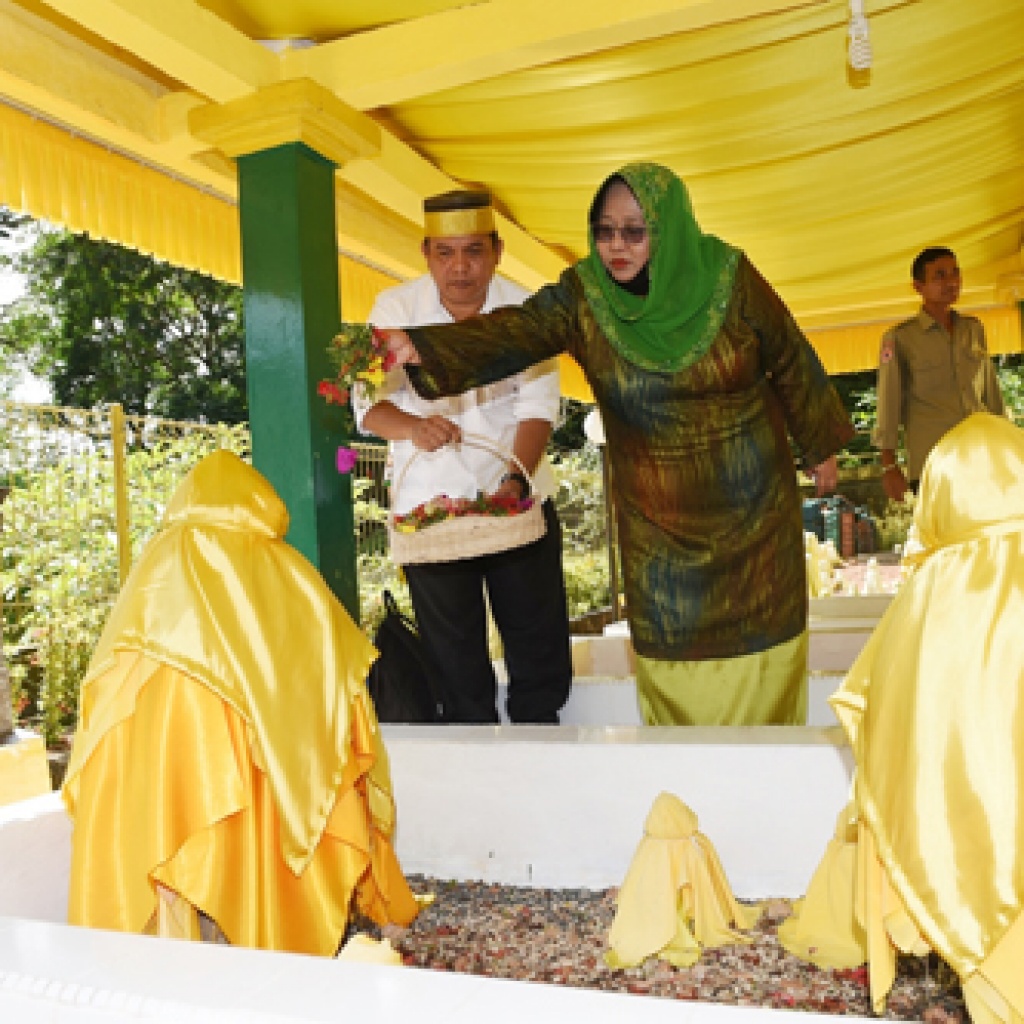 Istri Gubkepri Hj Noorlizah Nurdin menabur bunga di makam pahlawan nasional didampingi Kadissos Kepri H Doli Boniara