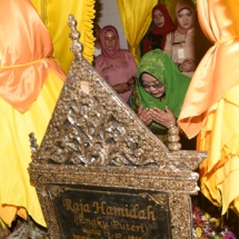 Istri Gubkepri Hj Noorlizah Nurdin saat berziarah di makam raja hamidah(engku putri)