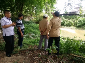 Jajaran Komisi III saat diskusi di lokasi peninjauan