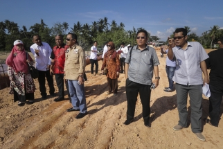 Jajaran Komisi III saat meninjau lokasi pelabuhan