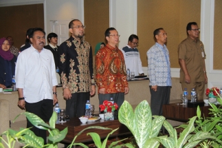 Jajaran anggota Komisi I DPRD Kepri menyanyikan Indonesia Raya
