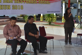 Kabid Dayasos Dra. Christina Purba Menyampaikan Laporan Pelaksanaan Kegiatan Ziarah Wisata Pengenalan Nilai-nilai Kepahlawanan Keperintisan Kesetiakawanan dan Restorasi Sosial