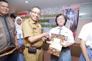 Kadis Pendidikan Tanjungpinang Dadang AG menyerahkan hadiah kepada siswa berprestasi