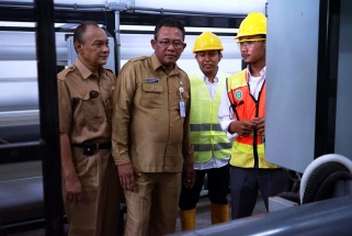 Kadis Perkim Kepri Heru Sukmoro dan Sekdako Riono meninjau proses penyulingan SWRO