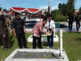 Kadissos Kepri Doli Boniara Menabur Bunga di Salah Satu Makam Pahlawan