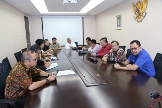 Kanan; Husnizar Hood, Onward Siahaan, Widiastadi Nugroho dan jajaran panlih lainnya saat rapat di kemendagri