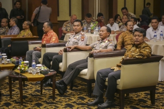 Kapolda Kepri Irjen Pol Didid duduk berdampingan dengan Wakil Ketua Komisi I DPRD Kepri Taba Iskandar