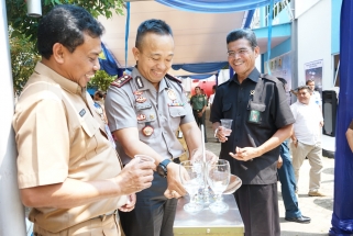 Kapolres Tanjungpinang AKBP Ucok Silalahi bersama Kadiskes Tanjungpinang Rustam saat uji coba air SWRO