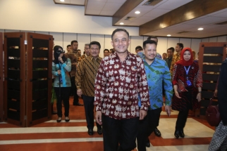 Wakil Ketua Komisi I DPRD Kepri Taba Iskandar bercengkrama dengan Kepala BNN Komjen Pol Heru Winarko
