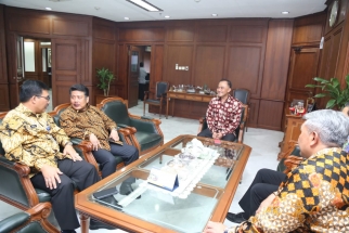 Kepala BP Batam berbincang dengan Wakil Ketua Komisi I DPRD Kepri Taba Iskandar
