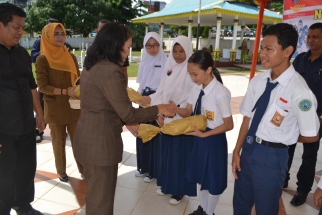 Kepala Bidang Pemberdayaan Sosial (Dayasos) Dra. Christina Purba Memberikan Bingkisan Kepada Pelajar