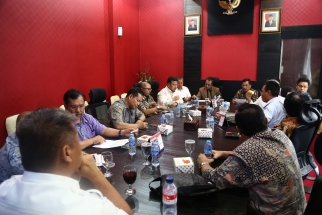 Ketua Banggar DPRD Kepri Jumaga Nadeak memimpin rapat Pra KUA PPAS APBD 2018, terlihat Kepala Bappeda Kepri