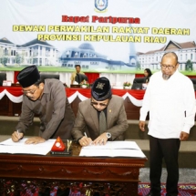 Ketua DPRD Jumaga Nadeak bersama Gubernur Kepri H Nurdin Basirun menandatangani pengesahan ranperda