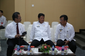 Ketua DPRD Kepri Jumaga Nadeak berbincang dengan Wagub Kepri Isdianto dan Sekdaprov Arif Fadillah