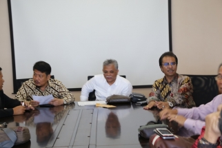Ketua DPRD Kepri Jumaga Nadeak dan Ketua Panlih Hotman Hutapea memimpin rapat