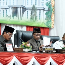 Ketua DPRD Kepri Jumaga Nadeak dan Wakil Ketua Rizki Faisal saat memimpin paripurna