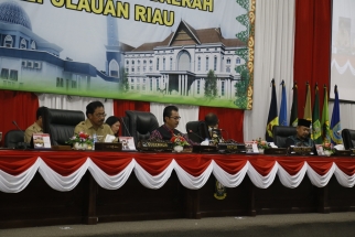 Ketua DPRD Kepri Jumaga Nadeak memimpin sidang paripurna pengesahan Perda Kelistrikkan