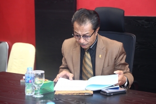 Ketua DPRD Kepri Jumaga Nadeak memperhatikan dengan saksama berkas yang diajukan LSM Berlian