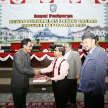 Ketua DPRD Kepri Jumaga Nadeak menerima LKPj Pemprov Kepri dari Nurdin