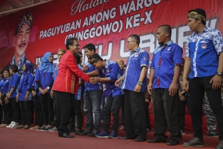 Ketua DPRD Kepri Jumaga Nadeak menyalami pengurus Punggowo