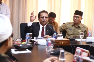 Ketua DPRD Kepri Jumaga Nadeak menyampaikan arahakn