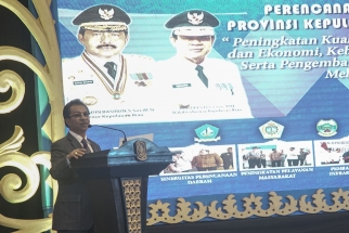 Ketua DPRD Kepri Jumaga Nadeak menyampaikan sambutan