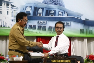 Ketua DPRD Kepri Jumaga Nadeak menyerahkan hasil pansus kepada Gubernur Nurdin