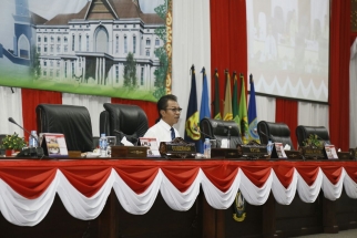 Ketua DPRD Kepri Jumaga Nadeak saat memimpin rapat