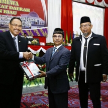Ketua DPRD Kepri Jumaga Nadeak saat menerima LHP dari Wakil ketua BPK RI Bahrullah Akbar