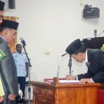 Ketua DPRD Natuna Yusripandi saat menandatangani SK Pelantikan PAW Anggota DPRD Natuna Yohanis