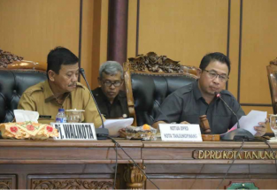 Ketua DPRD Suparno Mendengarkan Paparan Juru bicara Badan Pembentukan Peraturan Daerah (Bapemperda) DPRD Kota Tanjungpinang, Rika Adrian