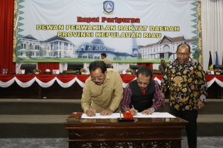 Ketua DPRD dan Gubernur Kepri menandatangani pengesahan Perda Kelistrikkan