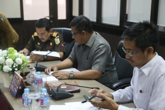 Ketua Komisi 1 DPRD Kepri Abdurrahman (kanan) yang juga ikut rapat bersama TP4D