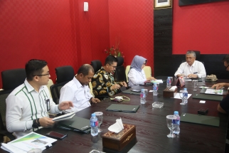 Ketua Komisi II DPRD Kepri Hotman Hutapea (kanan) menyampaikan penjelasan kepada BPJS TK