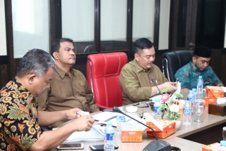 Ketua Komisi III DPRD Kepri Widiastadi Nugroho memimpin rapat bersama mitra