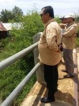 Ketua Komisi III DRPD Kepri Widiastadi Nugroho saat meninjau dari atas jembatan