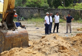 Ketua Pansus LKPj DPRD Kepri Taba Iskandar berbincang di lokasi pembangunan bersama anggota Pansus