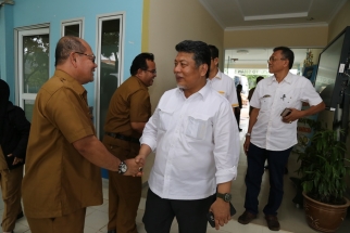 Ketua Pansus LKPj DPRD Kepri Taba Iskandar menyalami Kabid Dikdas Disdik Kepri Atmadinata saat sidak SMA 5 Batam