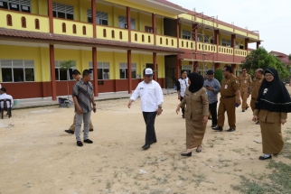 Ketua Pansus LKPj Taba Iskandar berbincang dengan pihak sekolah