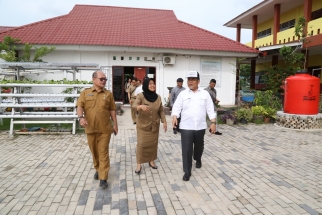 Ketua Pansus LKPj Taba Iskandar bersama Kabid Dikdas Disdik Kepri Atmadinata