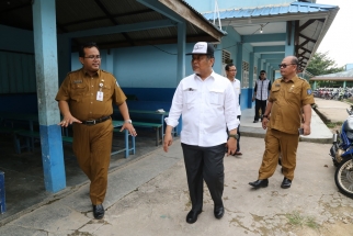 Ketua Pansus LKPj Taba Iskandar mendengarkan penjelasan dari pihak sekolah
